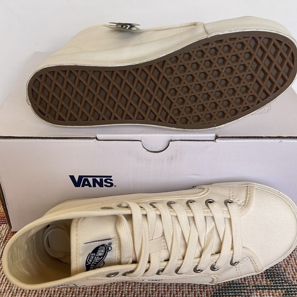 Vans WMNS 0g Style 24 Nt Ttswirs Hospital
VN0000S8BDE
Sneakers - Picture 3 of 16